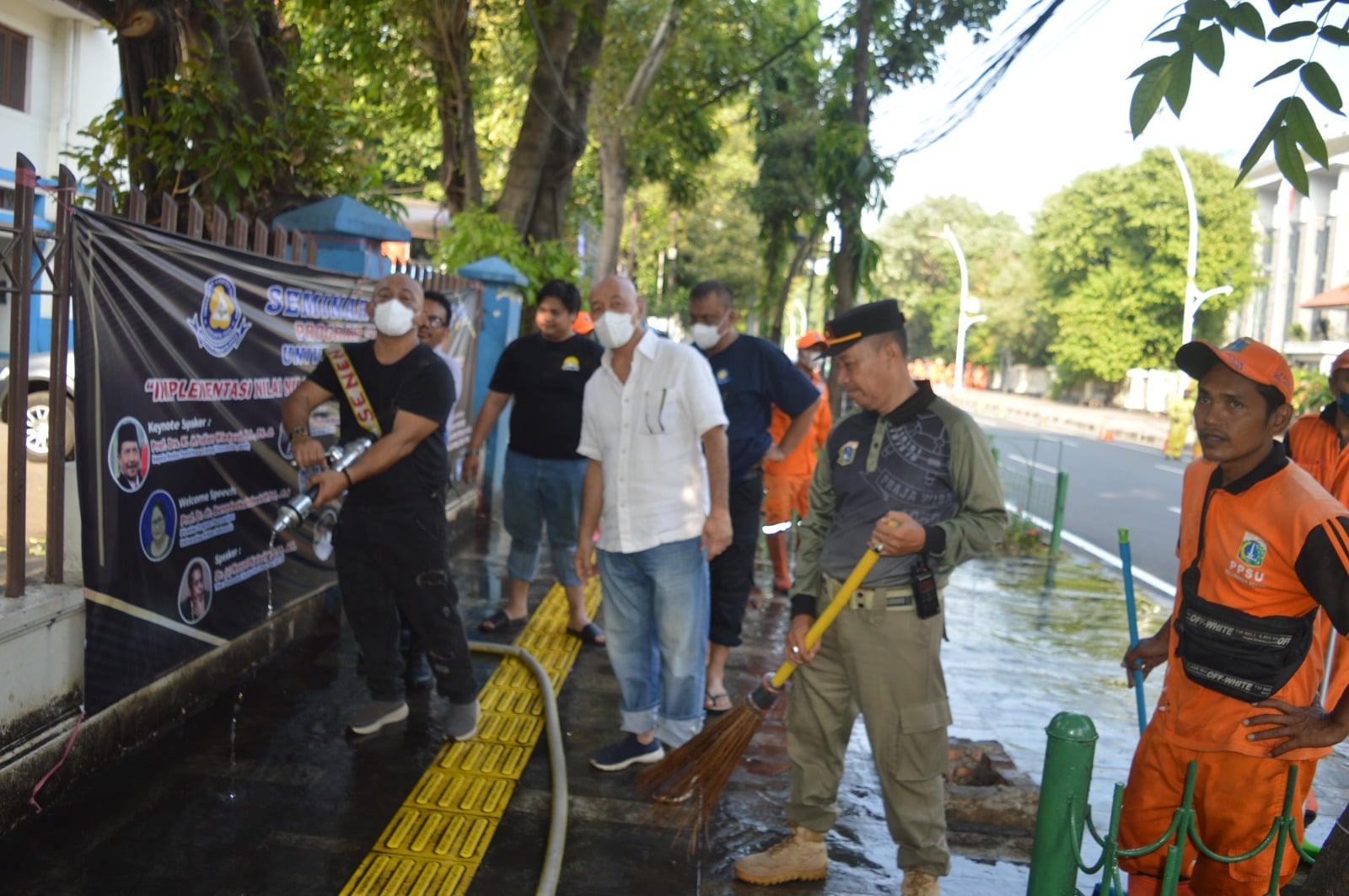 Kegiatan kerja bakti yang digelar IKA MIH UKI
