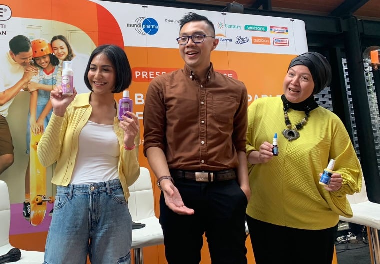 Selebritas Caca Tengker (kiri) dan dr. Gia Pratama (tengah) dalam konfrensi pers di Jakarta, Selasa (11/7/2023).