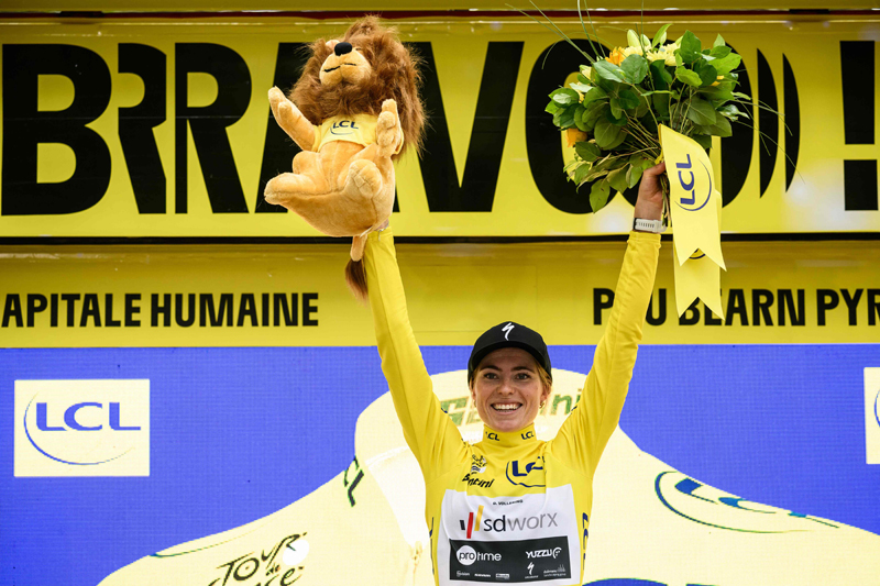 Demi Vollering berhasil meraih kemenangan Tour de France Putri mengalahkan rekannya Annemiek van Vleuten.