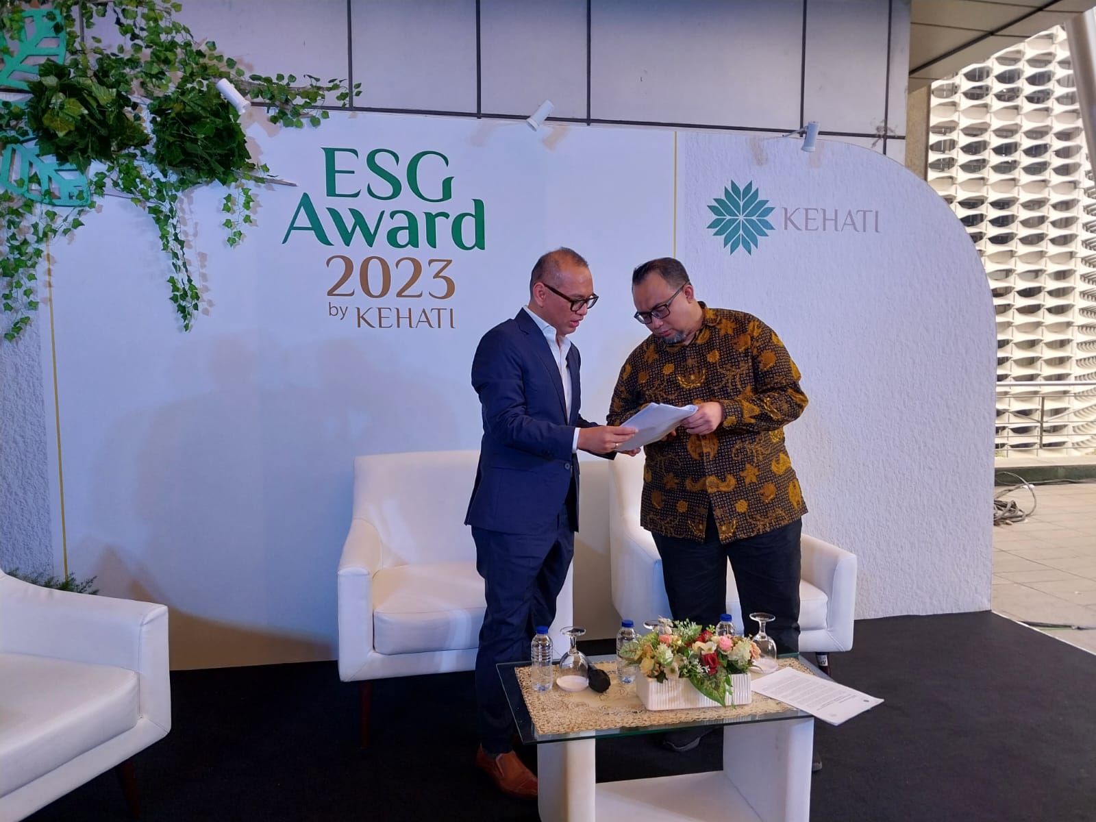 Direktur Eksekutif Yayasan KEHATI Riki Frindos bersama anggota dewan juri sebelum gelaran  (ESG) Award 2023 By KEHATI, Kamis (27/7/2023)