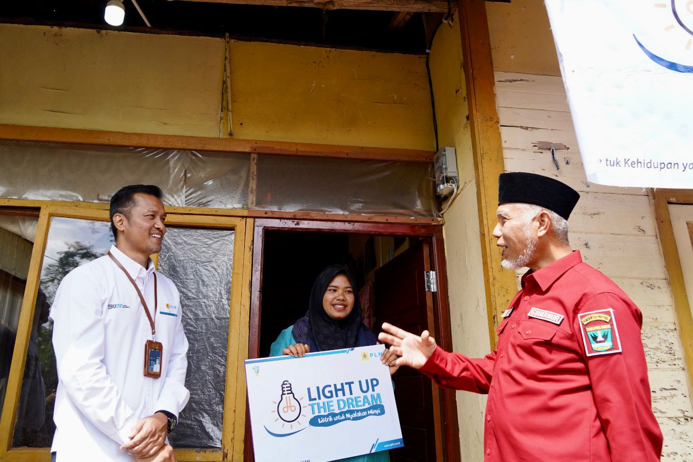 Petugas PLN berdialog dengan Gubernur Sumbar Mahyeldi Ansharullah (kanan) dan warga yang menerima program 'Light Up The Dream' PLN.  