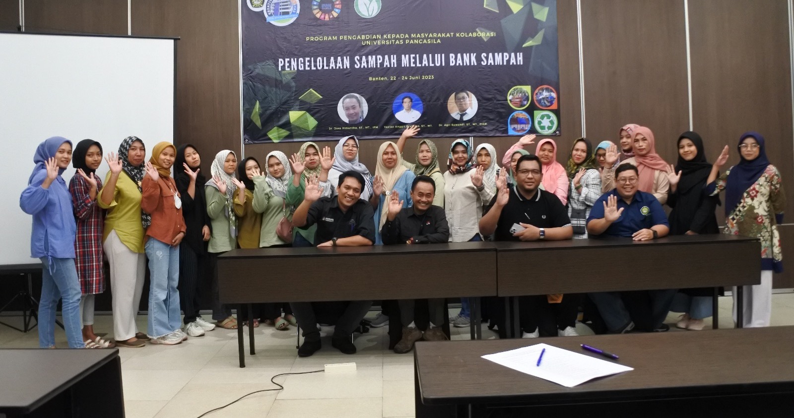 Universitas Pancasila memberikan penyuluhan pengelolaan sampah melalui bank sampah di wilayah Anyer, Kecamatan Cinangka, Serang, Banten.