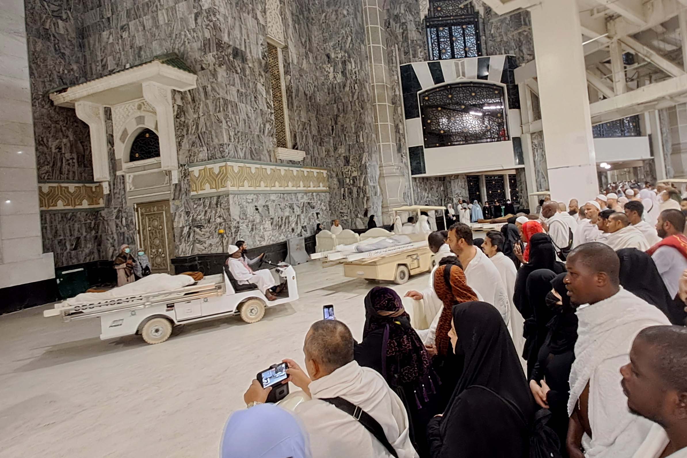 Iring-iringan jemaah haji yang wafat usai dishalatkan di Masjidil Haram, Mekah, Arab Saudi, Jumat (13/7/2023). 