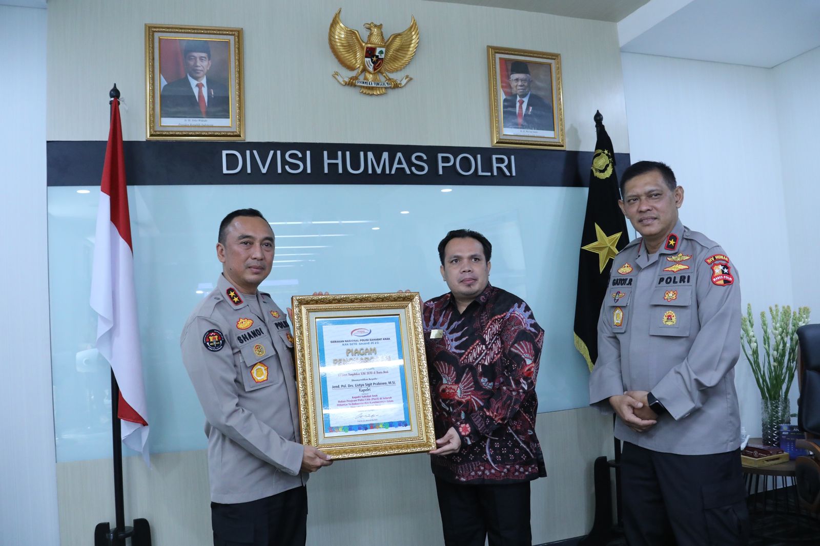 Polisi Selebriti Beri Penghargaan Kepada Kapolri