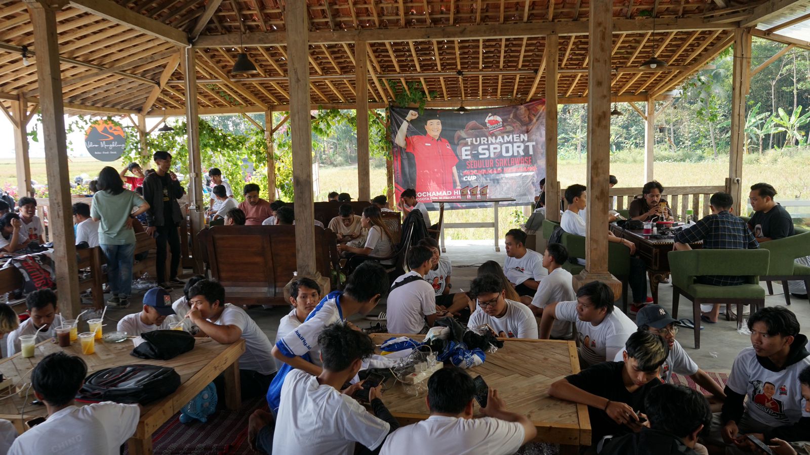 Kali ini Relawan Sedulur Saklawase mengadakan Turnamen E-Sport di Kecamatan Tuntang, Kabupaten Semarang, Jateng, pada Minggu (16/7).