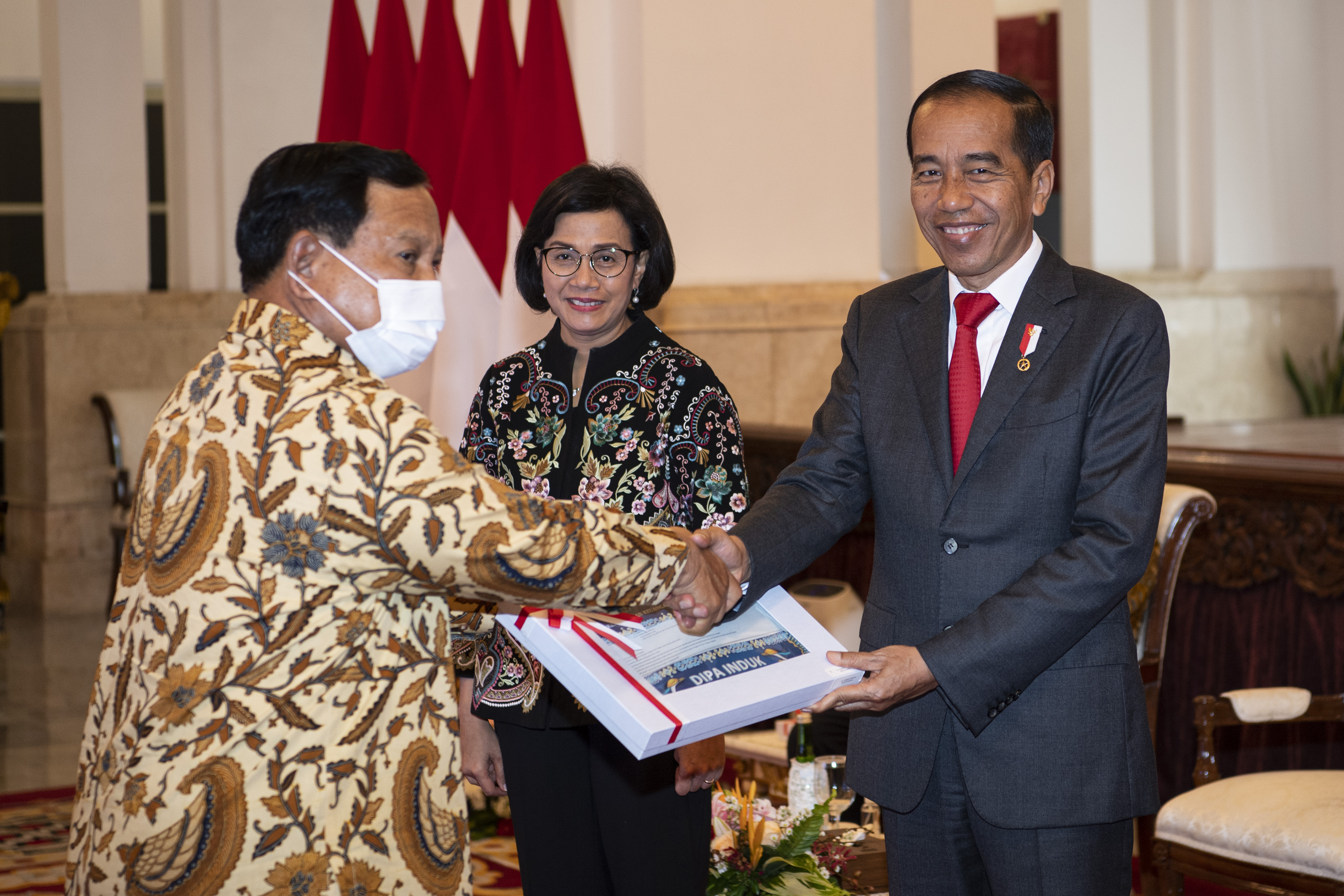 Presiden Joko Widodo didampingi Menkeu Sri Mulyani menyerahkan DIPA kepada Menhan Prabowo Subianto di Istana Negara (1/12/2022).