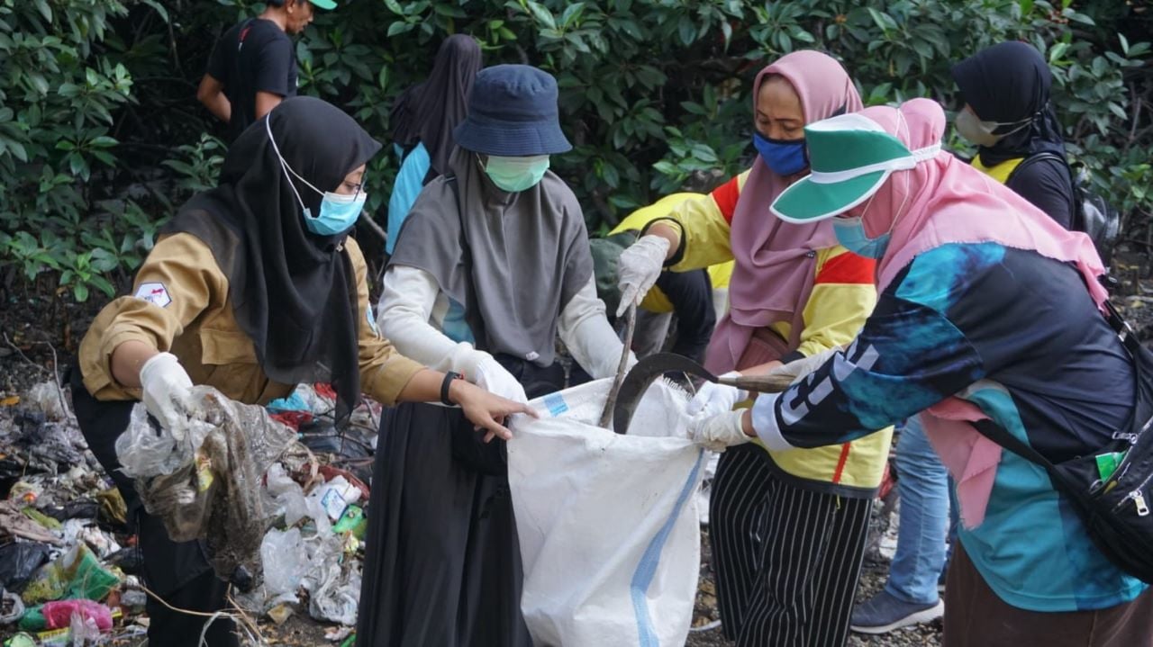 kegiatan pembersihan pesisir di Situbondo yang dilakukan PE-POMI bersama elemen masyarakat