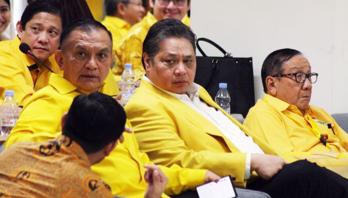 Ketua Umum Partai Golkar Airlangga Hartarto (tengah) bersama dengan Sekjen parttai Golkkar Lodewijk Freidrich Paulus (kiri)