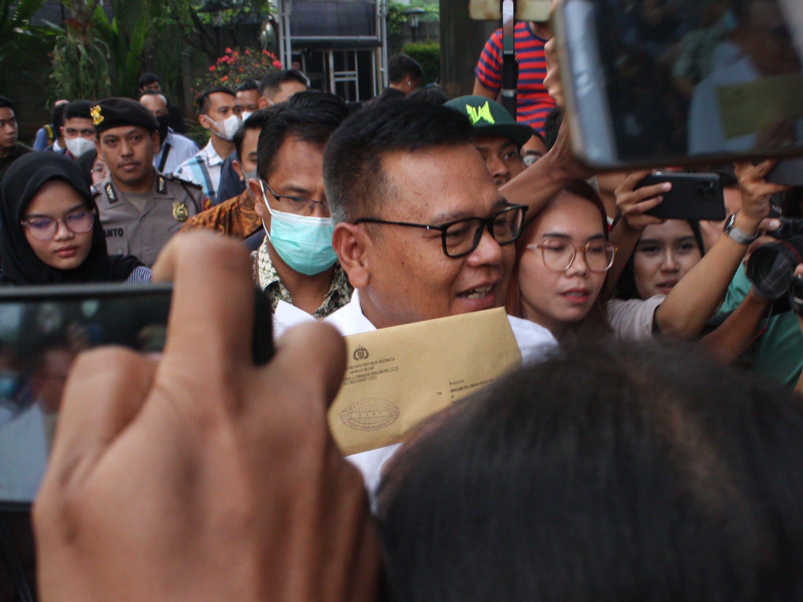 Brigjen Endar Priantoro disambut tepuk tangan sejumlah pegawai saat tiba di gedung Merah Putih Komisi Pemberantasan Korupsi (KPK).