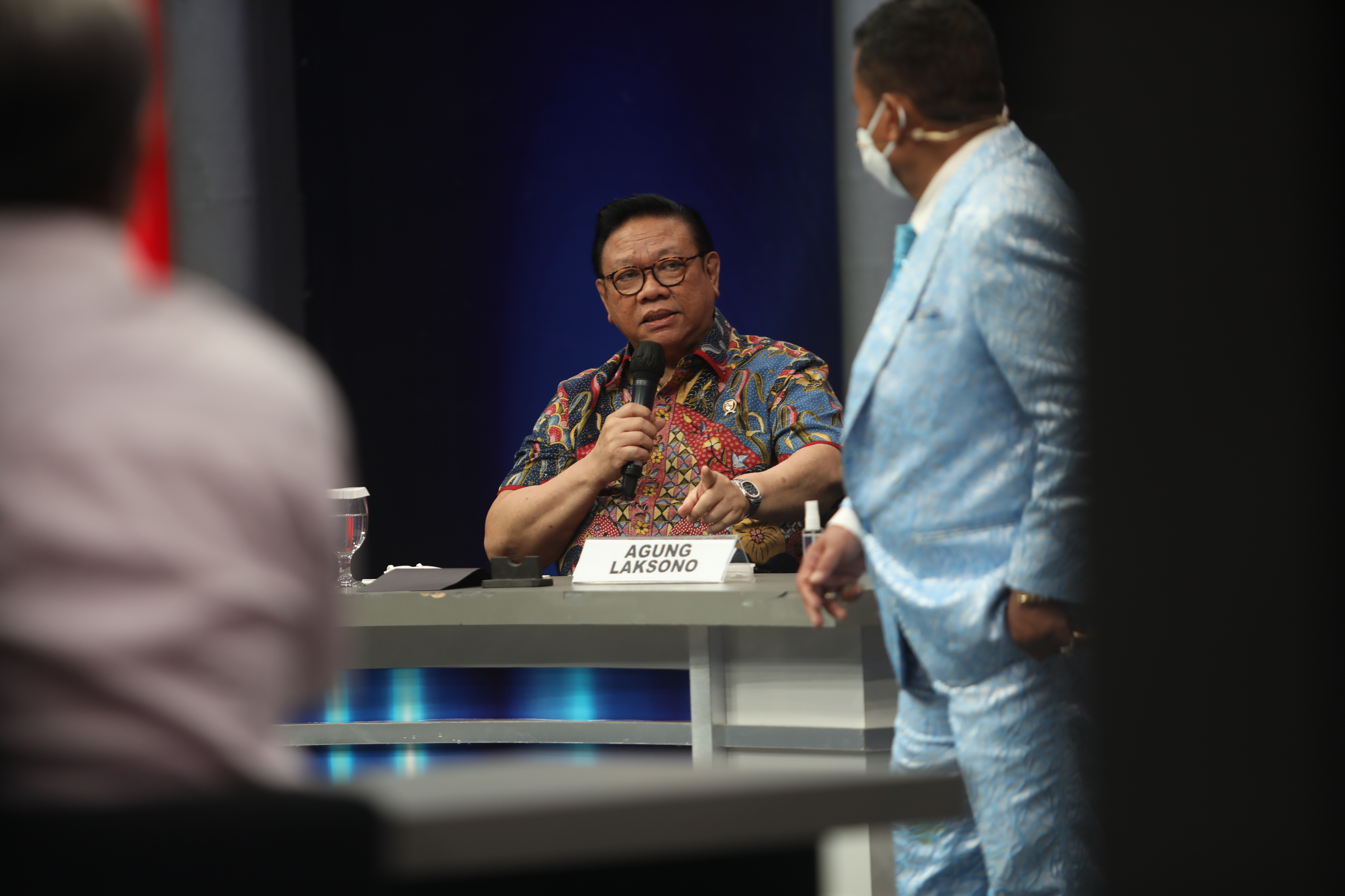 Anggota Dewan Pertimbangan Presiden RI Agung Laksono menjawab pertanyaan Hotman Paris 