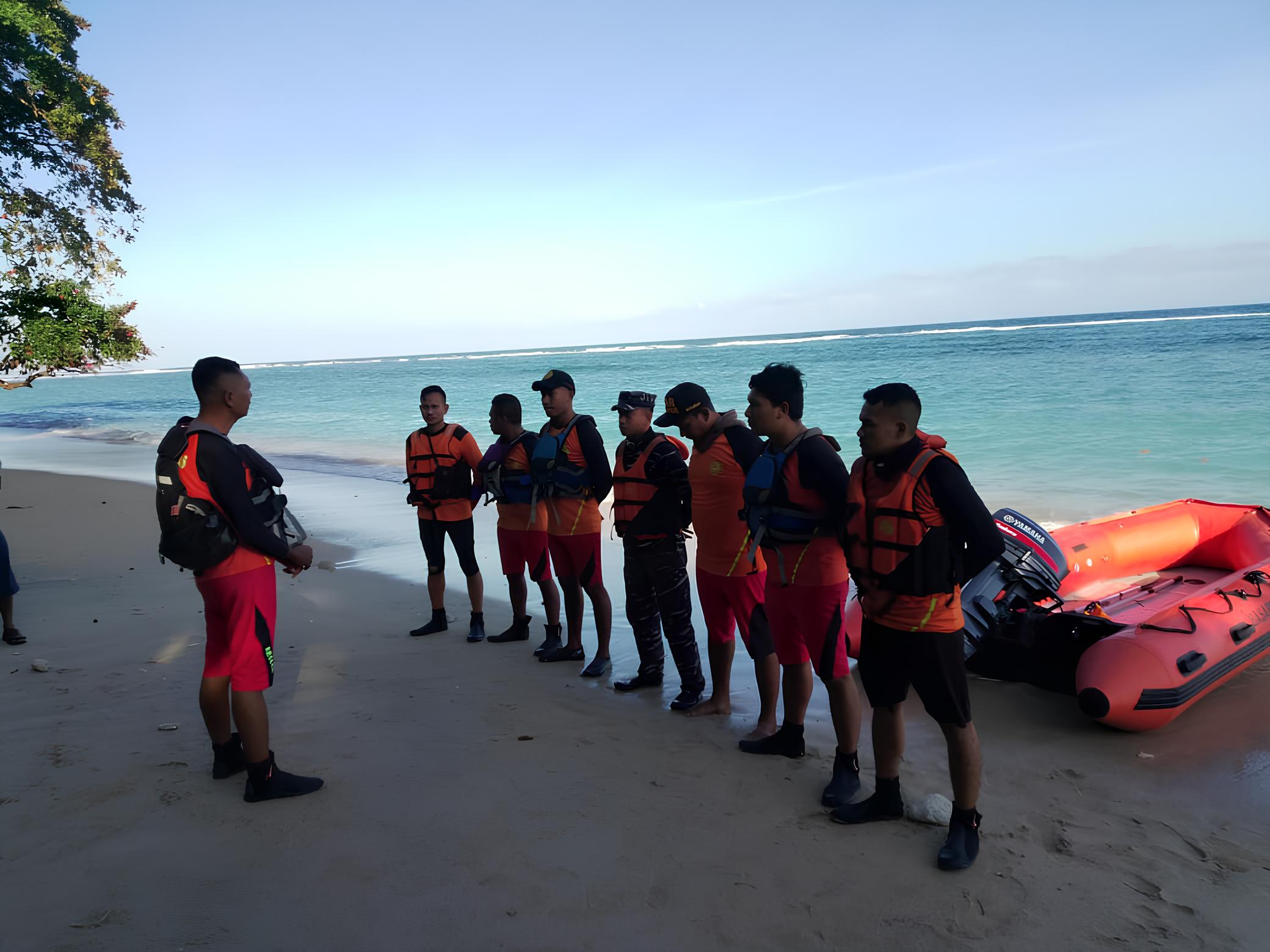 Tim SAR melakukan pencarian nelayan yang hilang di Kabupaten Sikka.