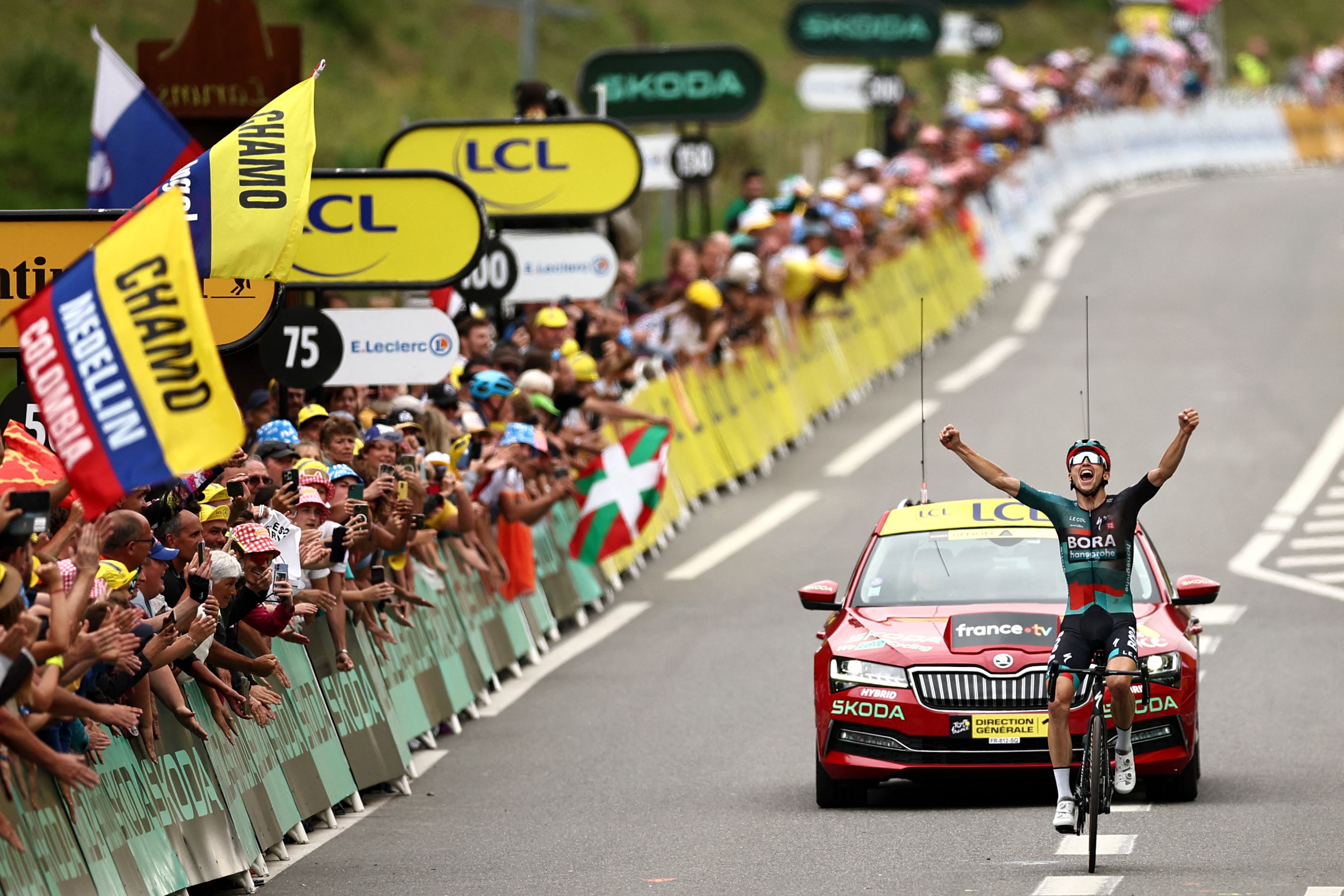 Pembalap tim Bora-Hansgrohe Jai Hindley ketika memasuki finis di etape 5 Tour de France
