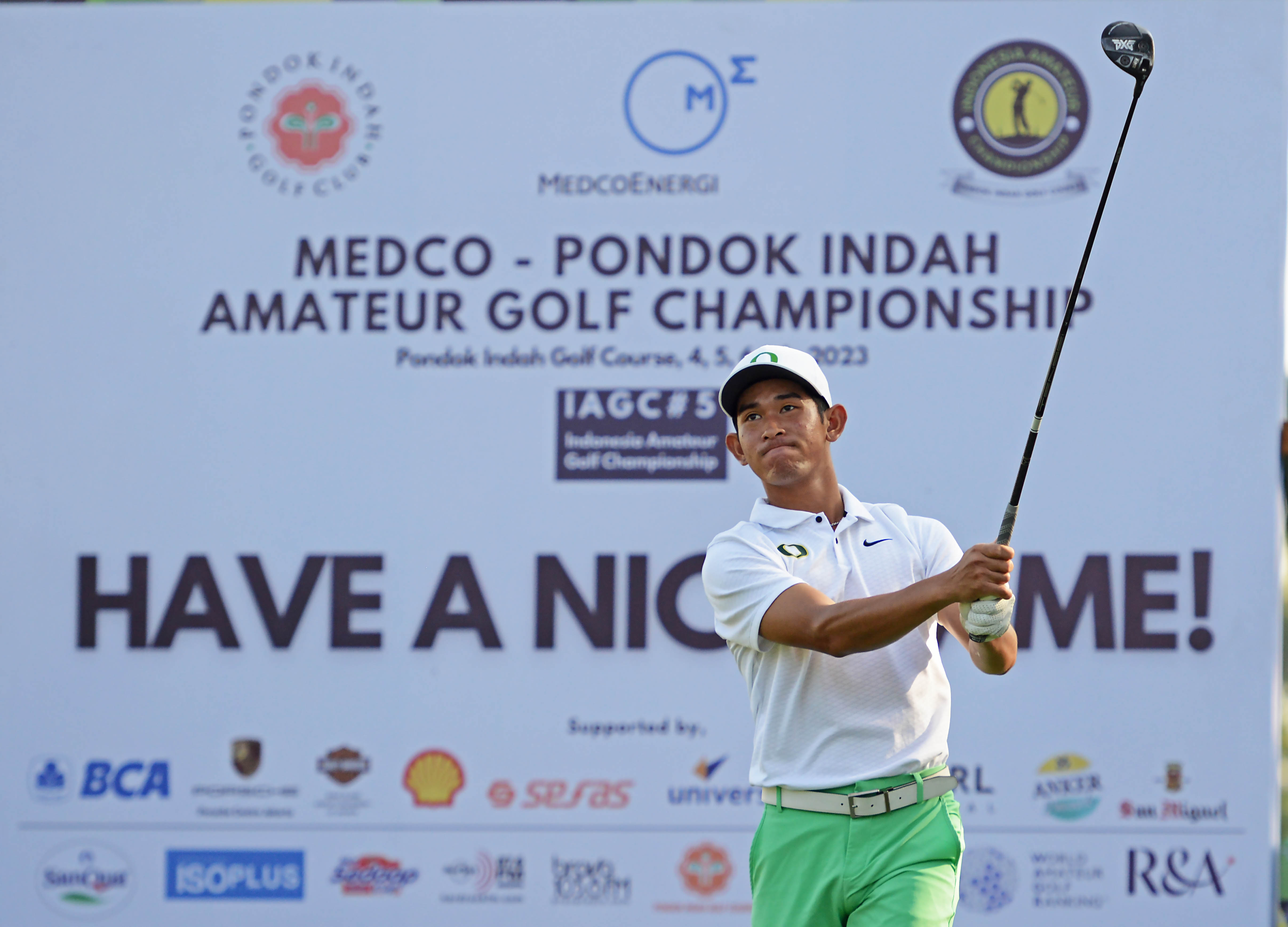 Pegolf Indonesia  Gabriel Hansel Hari tengah memukul bola.