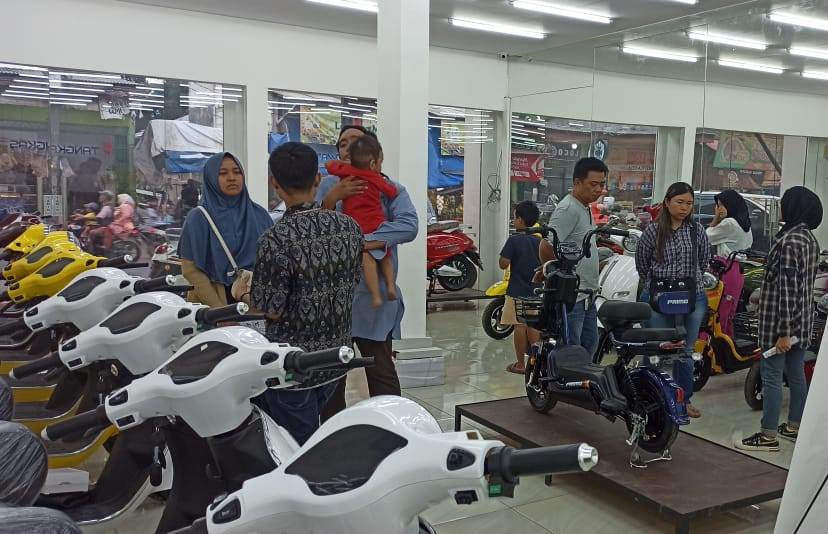 Tangkas Motor Listrik membuka showroom di Ragajaya, Kecamatan Bojonggede, Kabupaten Bogor, Jawa Barat, Sabtu (15/7).