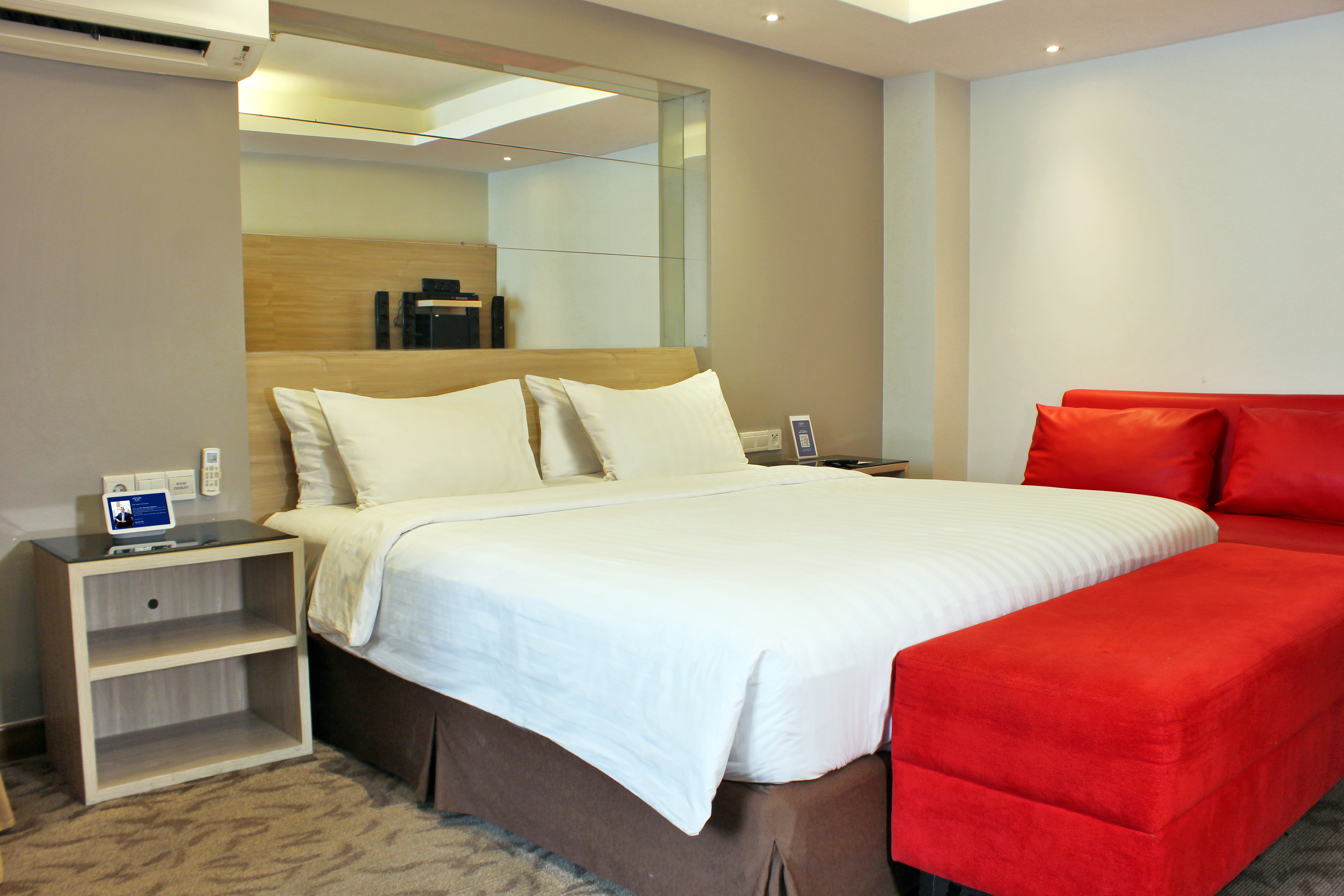 Kamar Hotel Aston Pluit yang kini telah dilengkapi fasilitas Google Nest untuk meningkatkan kemudahan bagi tamu berinternet.