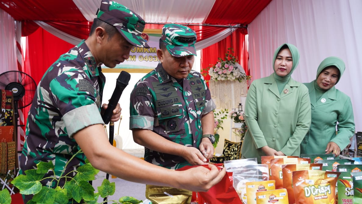 Kepala Staf TNI Angkatan Darat Jenderal TNI Dudung Abdurachman (kedua dari kiri)