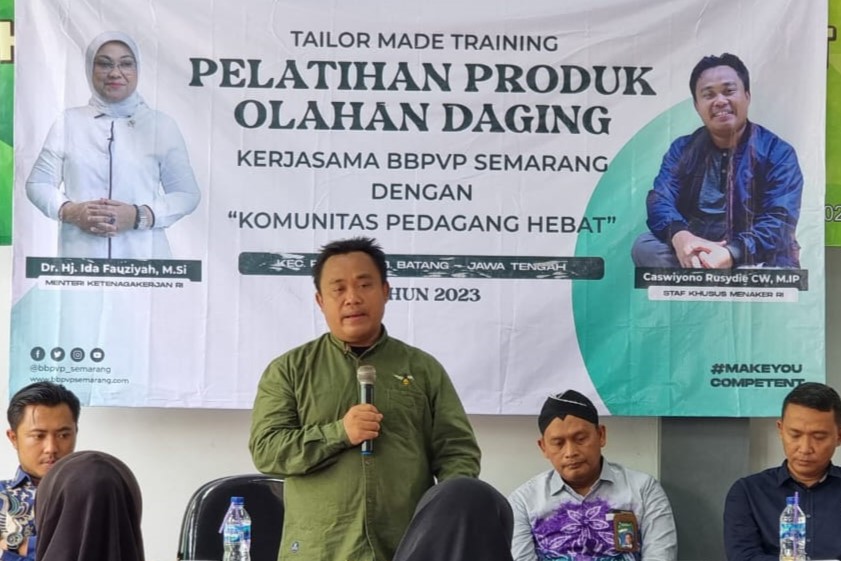 Pelatihan yang diselenggarakan bersama Komunitas Pedagang Hebat (KPH) Batang itu merupakan upaya menggerakkan sektor informal.