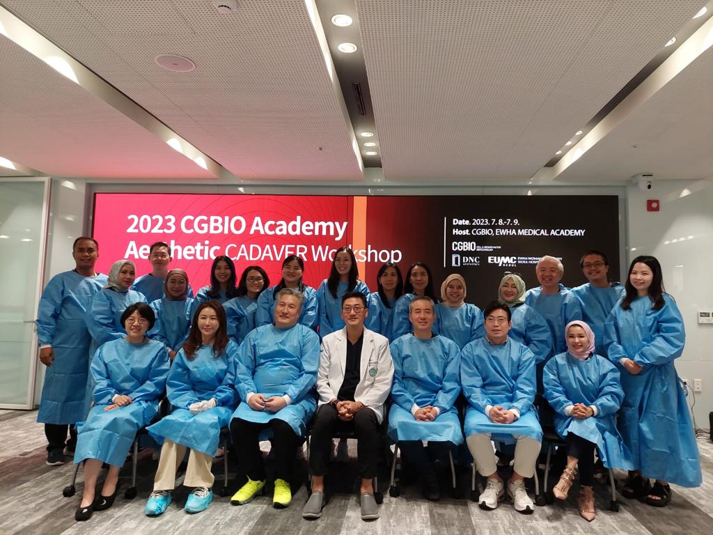 Para dokter yang menjadi peserta program Cadaver Training 'Pyfaesthetic Goes to Korea' yang diselenggarakan oleh Pyfaesthetic.
