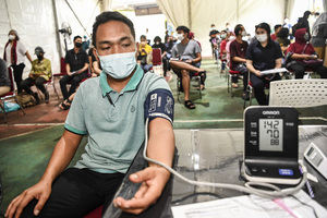 Pemeriksaan tekanan darah untuk deteksi dini hipertensi.