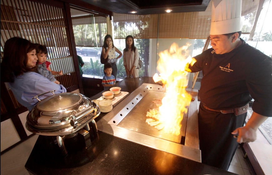 Chef di Shima Japanese Restaurant, Aryaduta Menteng, Jakarta, tengah memasak hidangan tepanyaki.
