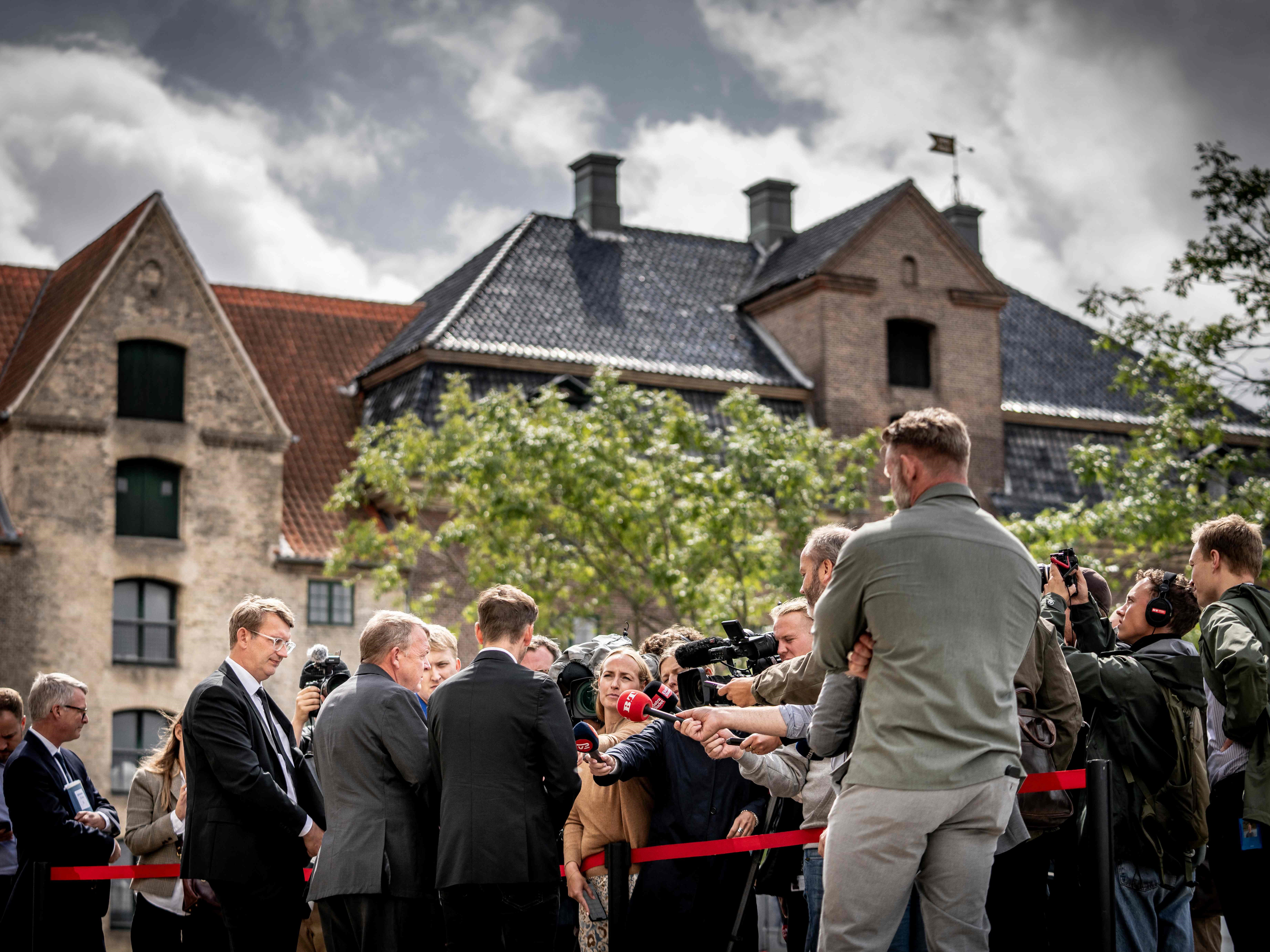 Menlu Denmark Lars Loekke Rasmussen berbicara kepada wartawan setelah rapat dengan anggota parlemen tentang pembakaran Al-Qur'an.