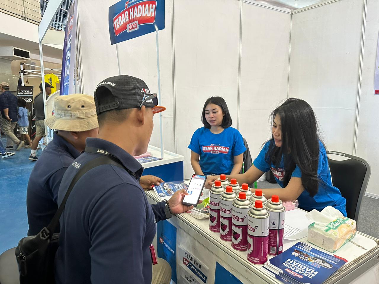 Sejumlah warga mengunjungi gerai Pertamina di arena balapan Kejurnas Piala Kasal di Salatiga