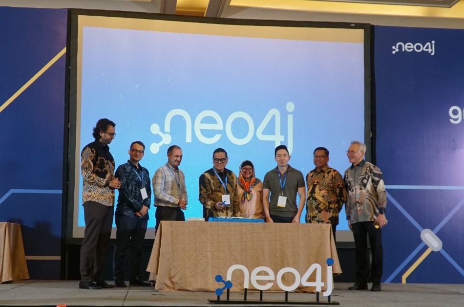 Peruri menerima penghargaan sebagai distributor Graph Analytic Neo4J Indonesia dalam ajang Graph Summit Jakarta. 