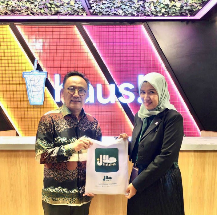 Serah Terima Sertifikasi Halal Dari BPJPH M Aqil Dirham Kepada Haus! Bersama CEO Halalin Yuliana Zahara Mega