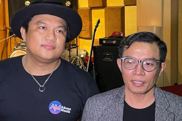 Posan Tobing (kiri) dan Bona Eriel (kanan) kenalkan single Cinta Beku.