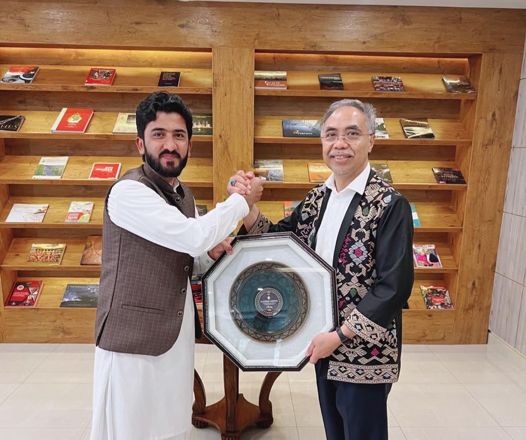 Pertemuan pengusahan Pakistan Atta UI Karim dan Dubes RI untuk Pakistan Adam Mulawarman Tugio di Kantor KBRI, Islamabad, Pakistan.