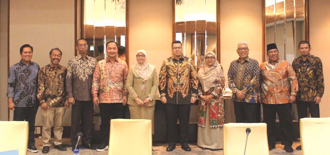 Jajaran direksi dan perwakilan pemegang saham PT JIEP.