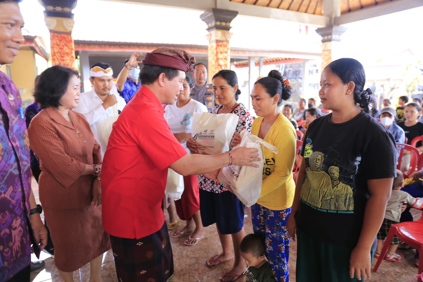 Bupati Klungkung I Nyoman Suwita dalam acara Gerakan Memasyarakatkan Makan Ikan  di Balai Desa Kutampi Kaler, Kecamatan Nusa Penida.