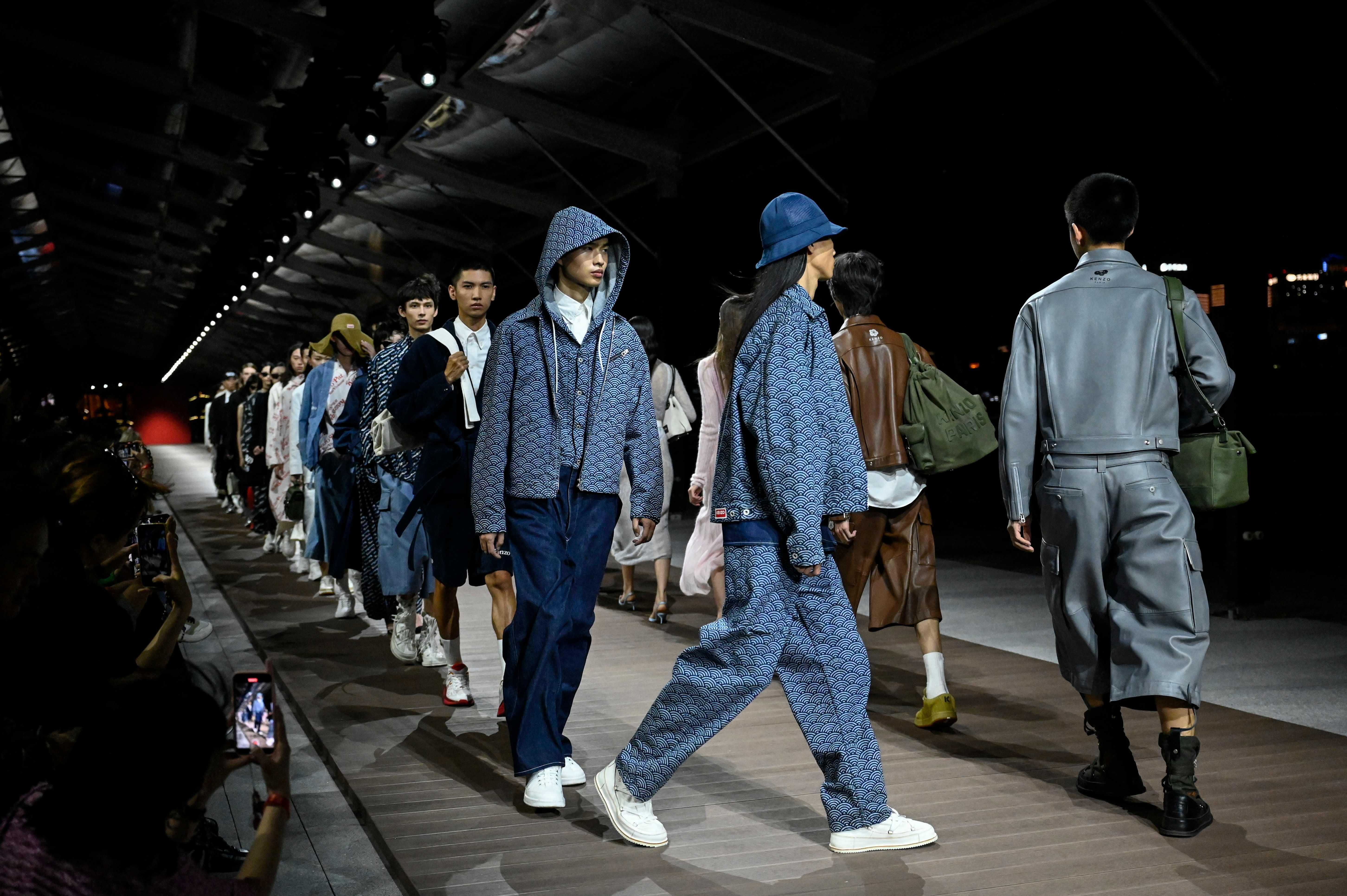 Para model mengenakan busana Kenzo pada peragaan busana di Shanghai, Tiongkok, Jumat (28/7)