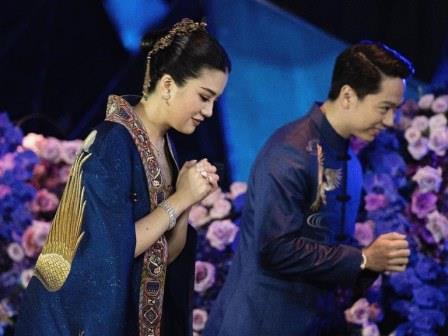 Kevin Sanjaya dan Valencia Tanoesoedibjo kompak menggunakan baju Cheongsam dalam acara resepsi pernikahan mereka