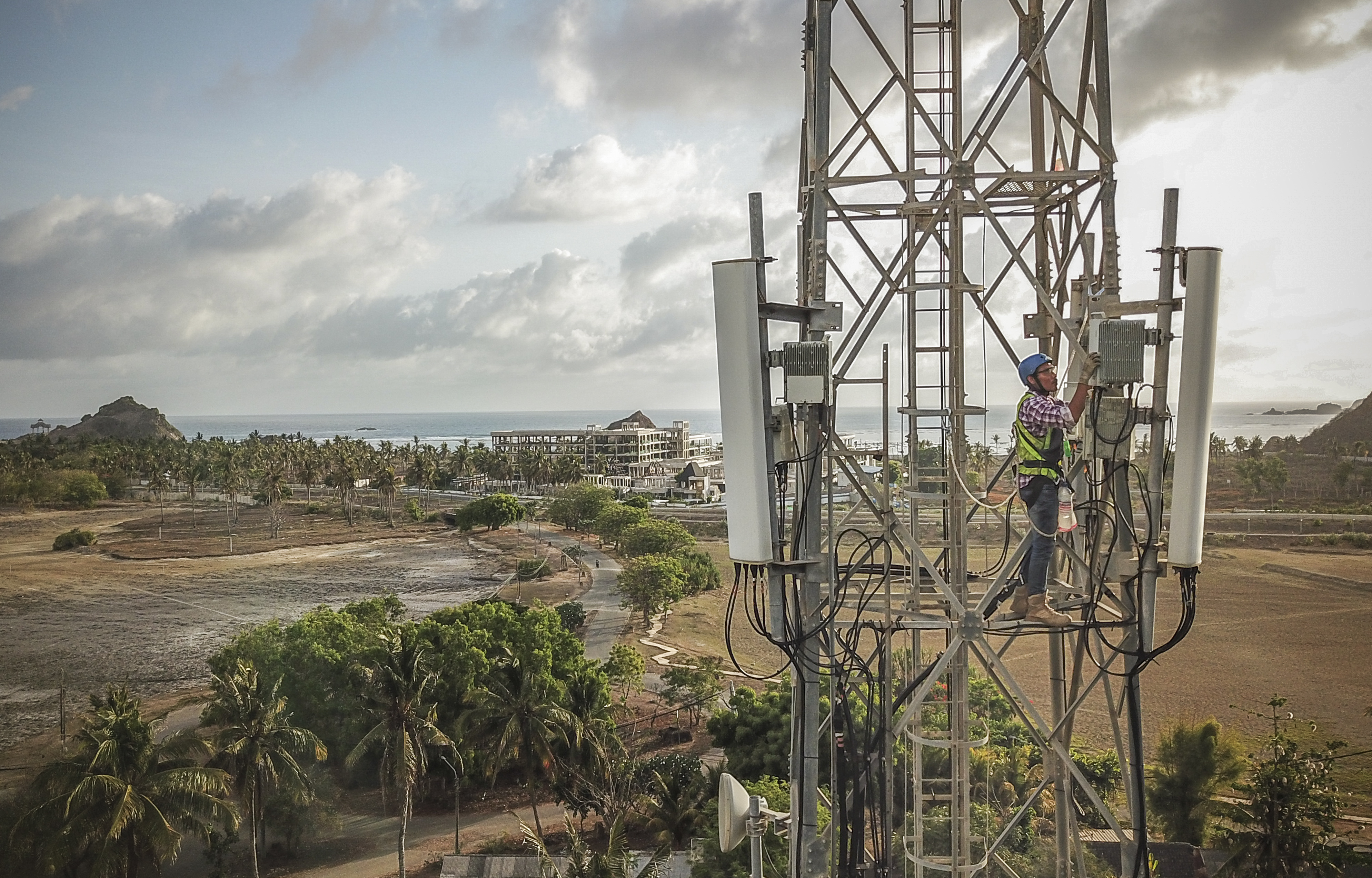 Ilustrasi--Teknisi melakukan perawatan menara BTS di Kawasan Ekonomi Khusus (KEK) Mandalika.