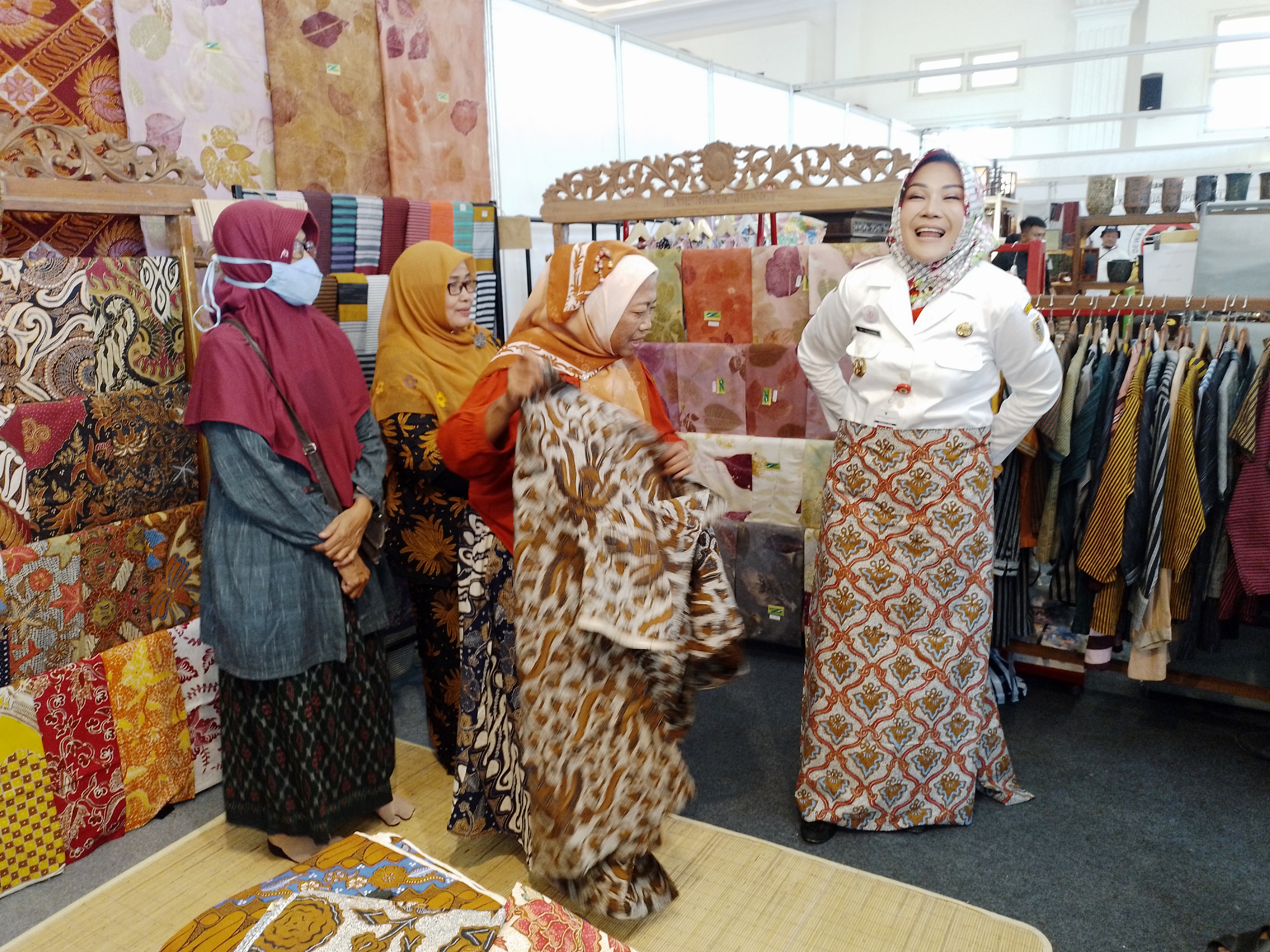Bupati Klaten Sri Mulyani mencoba busana di arena  Klaten City Expo 2023