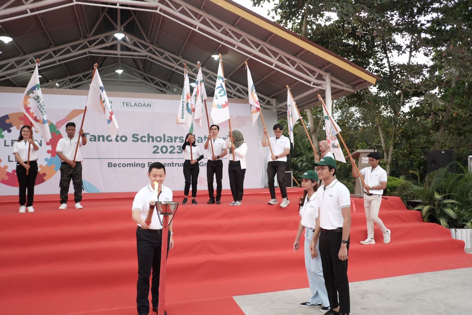 DEWAN Wali Amanat Tanoto Foundation dan Managing Director RGE Anderson Tanoto menyalakan obor dimulainya Tanoto Scholars Gathering 2023