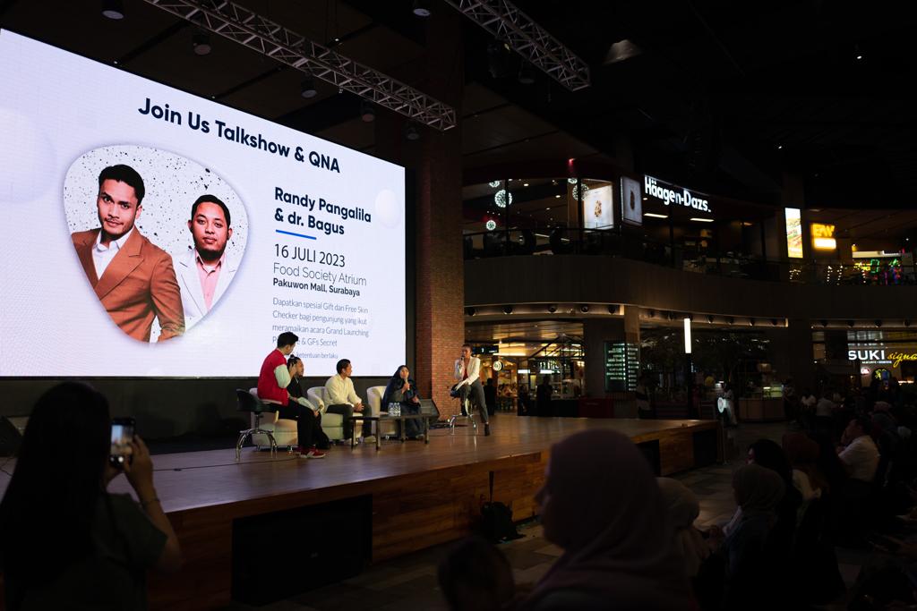 Acara peluncuran serum Pruallure dan GF Secret oleh JF Clinic di Pakuwon Mall, Surabaya, jawa Timur, Minggu (16/7).