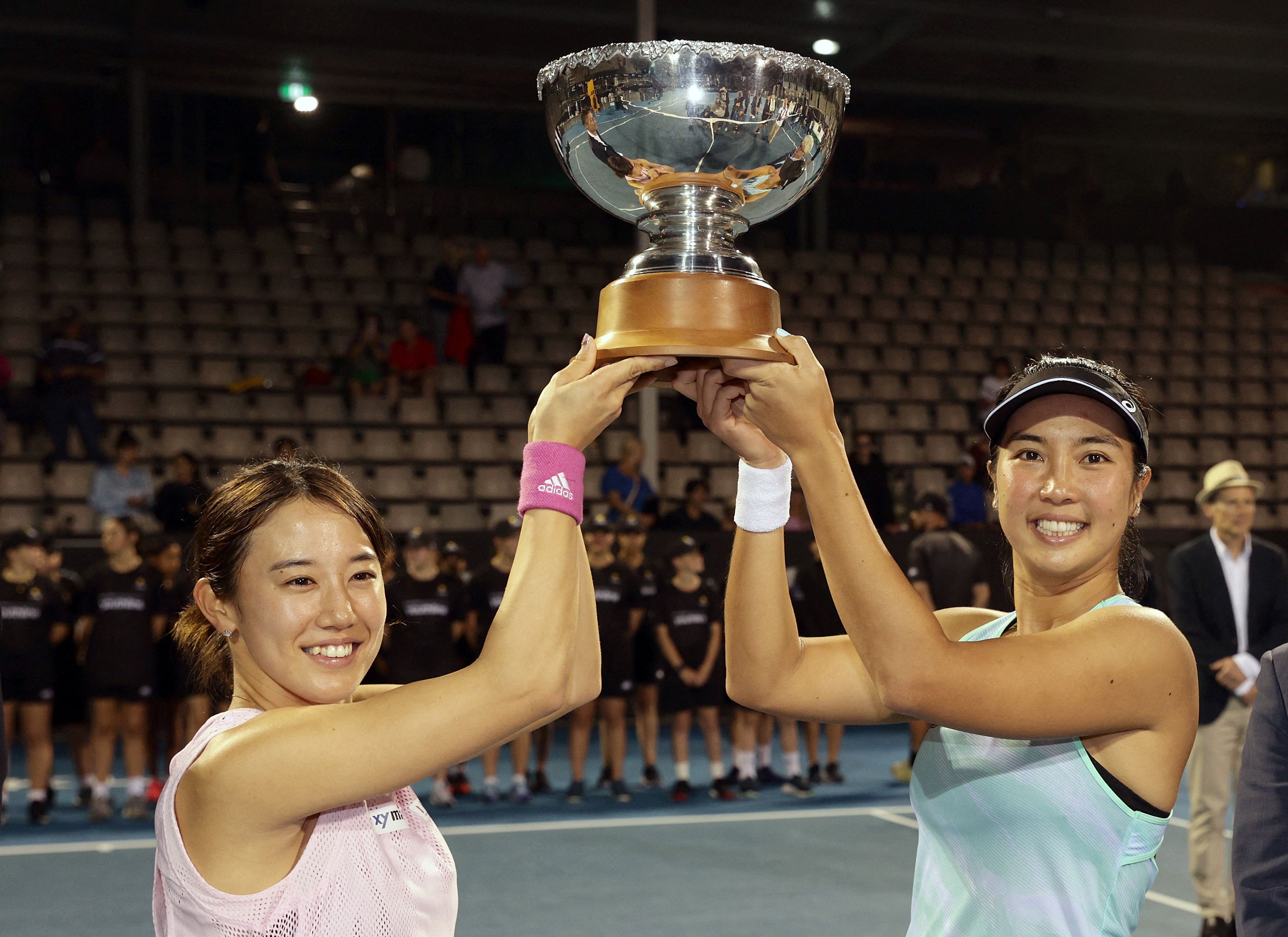 Miyu Kato (Kiri) dari Jepang dan Aldila Sutjiadi dari Indonesia