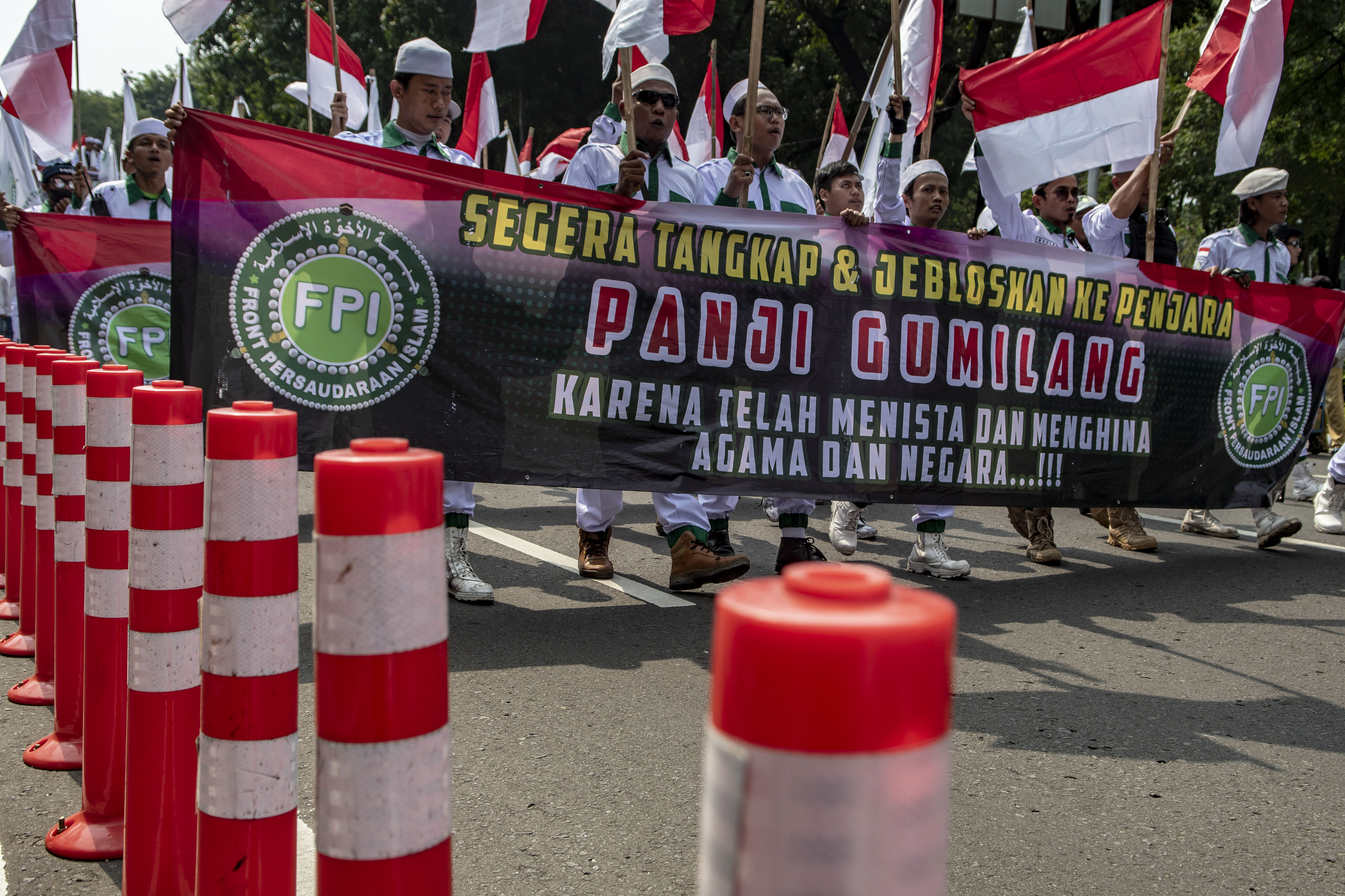 Aksi tutup Ponpes Al-Zaytun yang dilakukan oleh Front Persaudaraan Islam (FPI) di Kantor Kemenag, Jakarta, Juni 2023.
