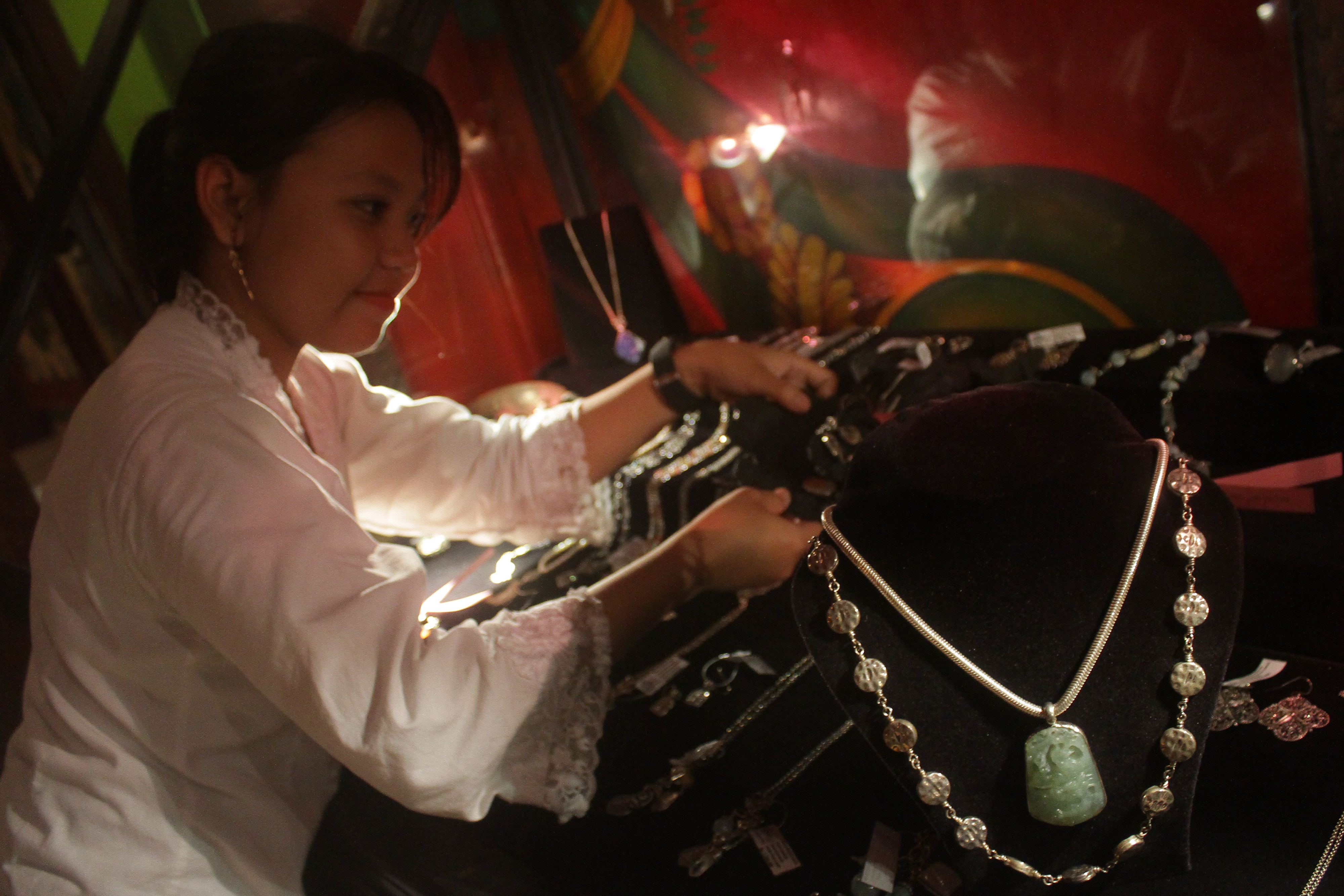 Kalung perak berpadu giok