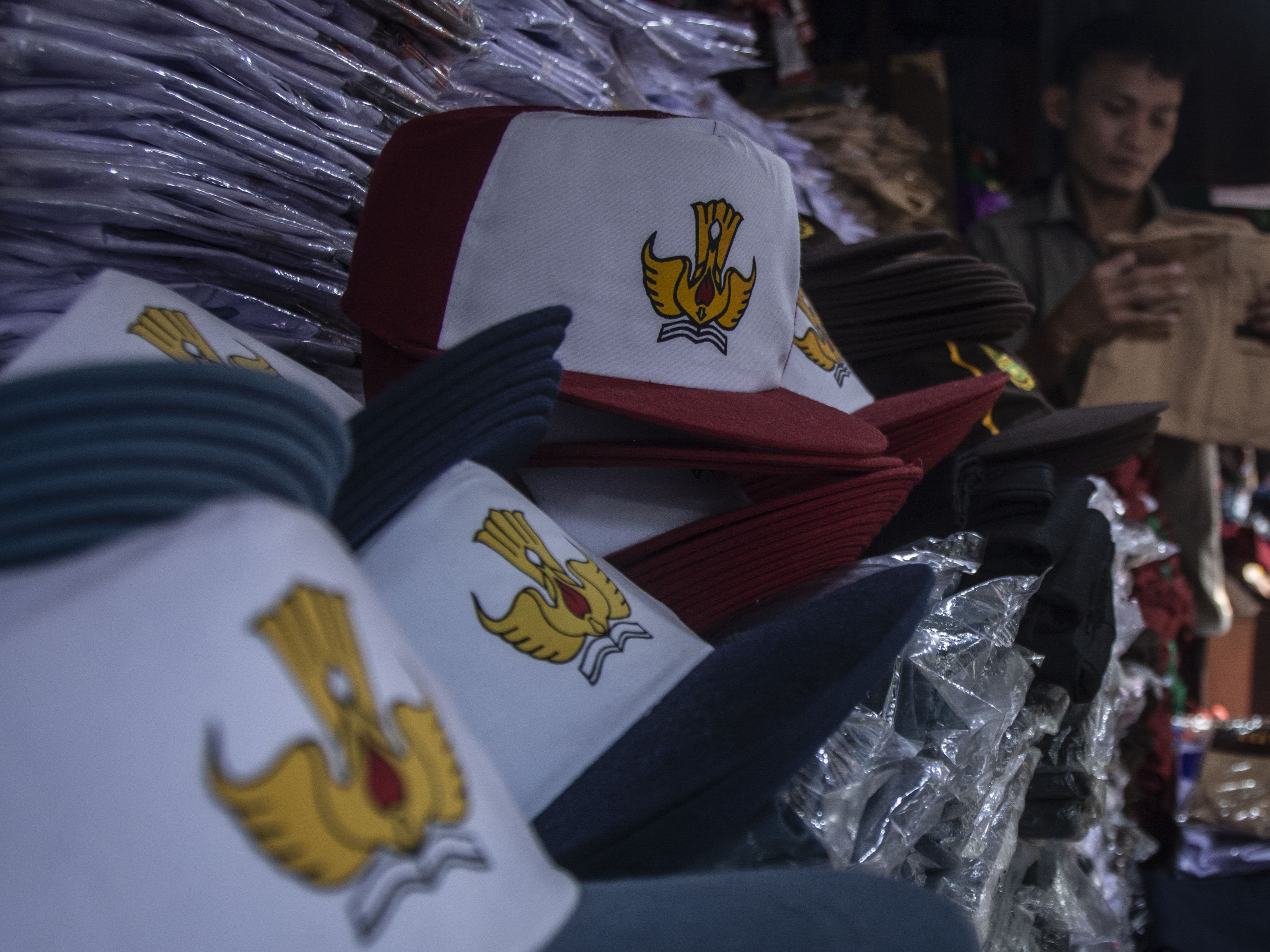 Sejumlah calon pembeli memilih seragam sekolah di salah satu kios di Pasar Jatinegara, Jakarta.