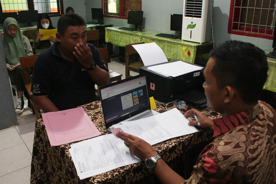 Petugas Posko PPDB SDN 01 Cilandak Timur membantu orang tua calon peserta didik untuk pendagtaran secara online .jpg