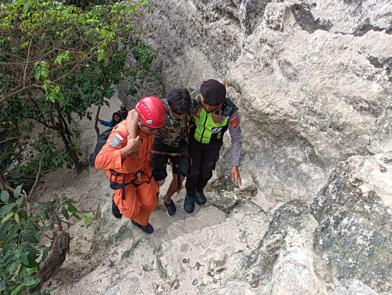 DS (tengah), WNA asal India dievakuasi akibat tergelincir di Diamond Beach, Nusa Penida, Klungkung, Bali, Minggu (2/7).