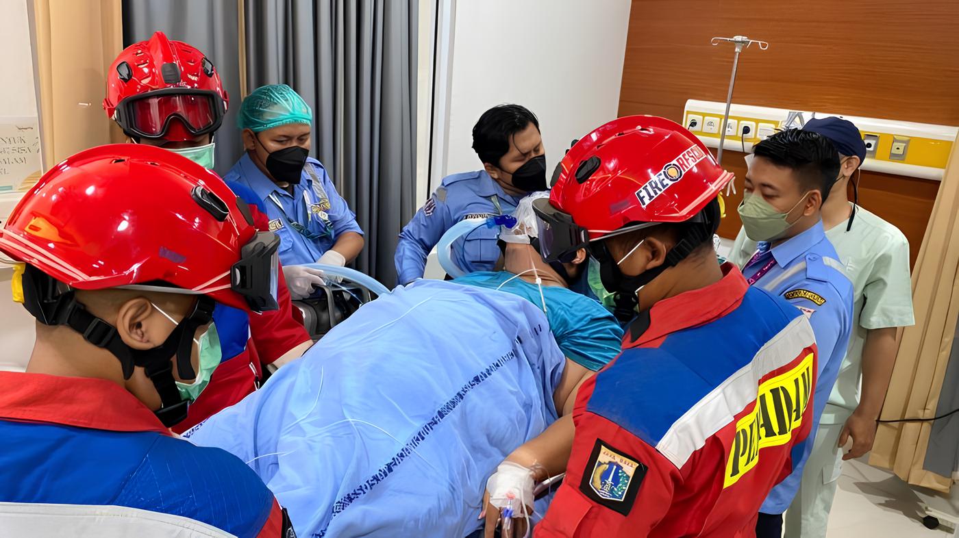 Tim damkar mengevakuasi pria obesitas di Ciracas Jakarta Timur ke RS Adyaksa.