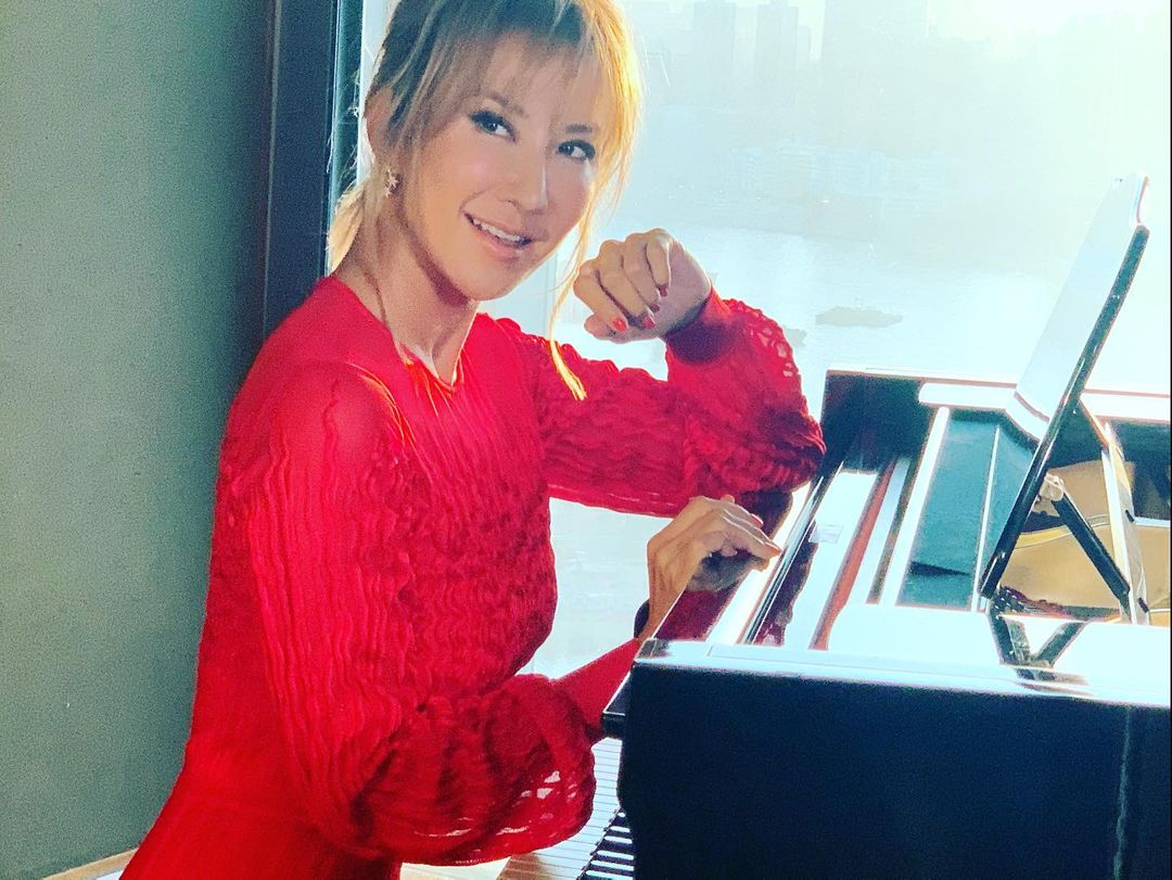 Aksi penyanyi Coco Lee saat pembuatan video klip lagu OST Mulan (2020).