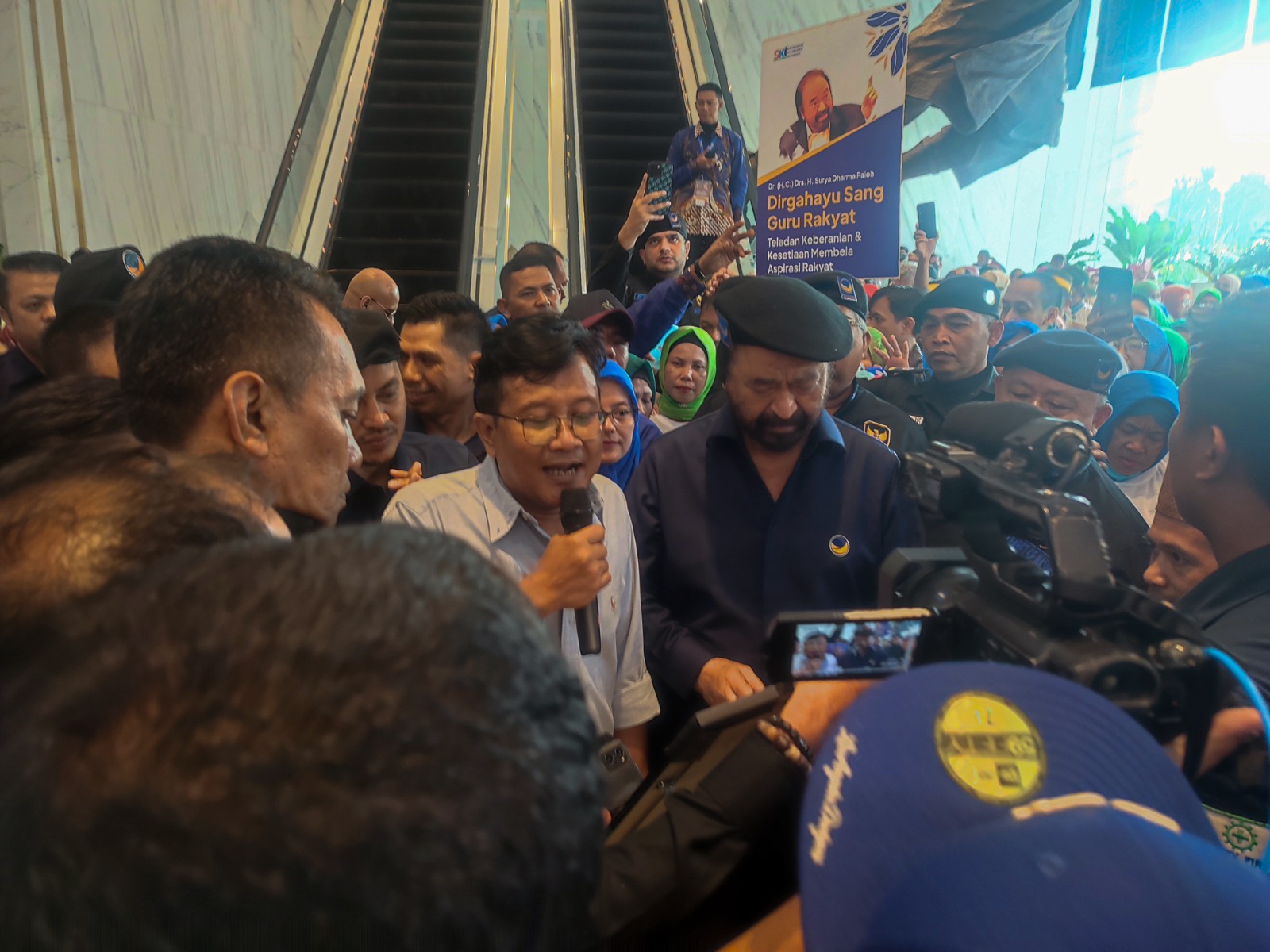 Sekjen SKI Raharja Waluya Jati bersama Ketua Umum NasDem Surya Paloh.
