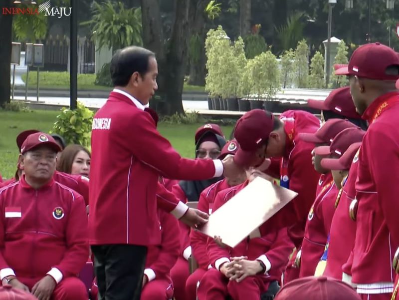 Presiden Jokowi memberi bonus kepada para atlet ASEAN Para Games 2023 di Istana Merdeka, Jakarta.