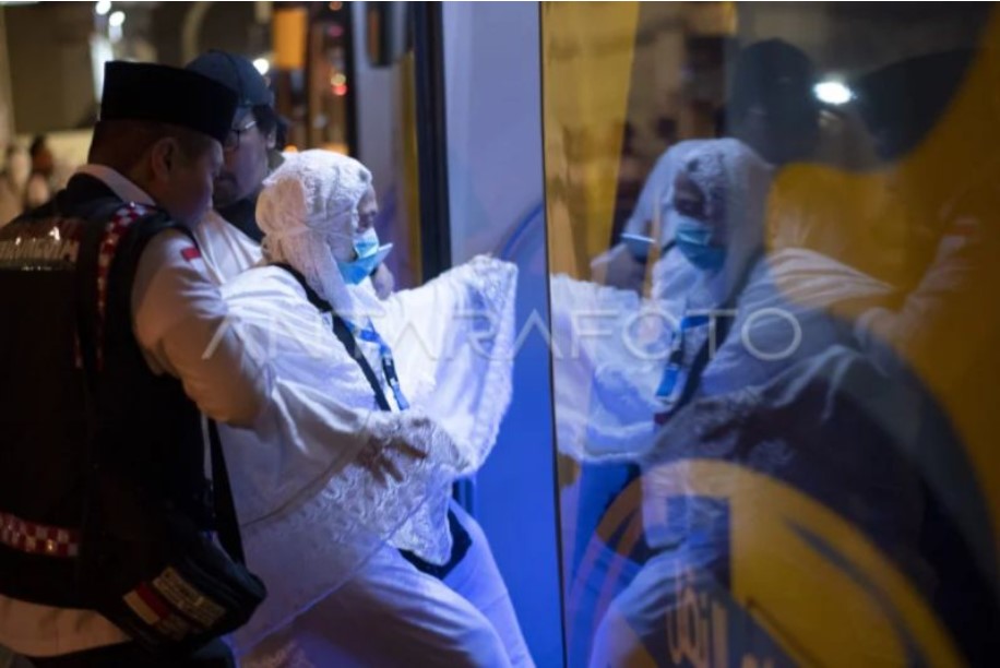 Petugas membantu jamaah menaiki bus Shalawat menuju Masjidil Haram di Syisyah, Mekkah, Arab Saudi, Jumat (2/6/2023).