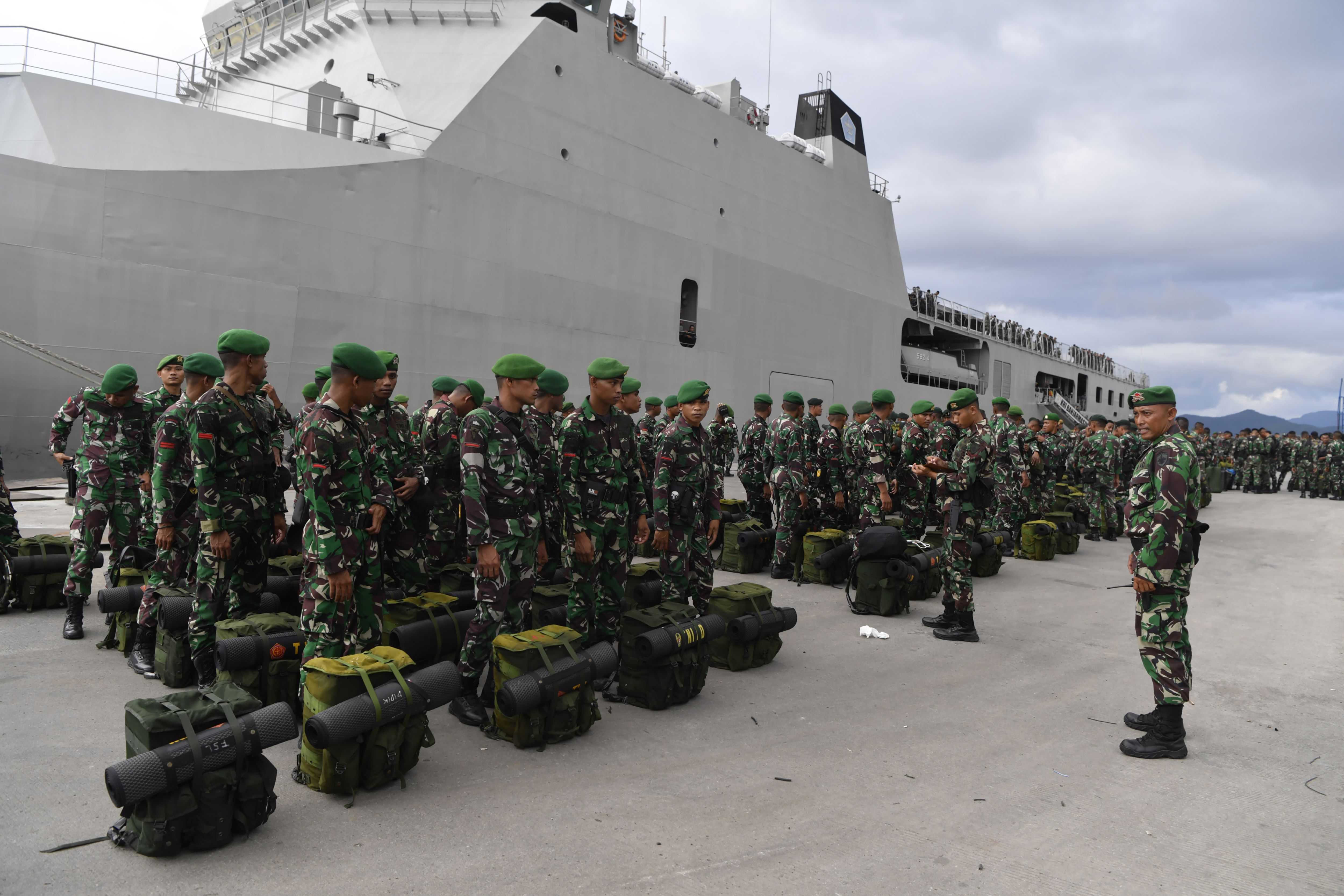Prajurit TNI berbaris usai turun dari KRI Banjarmasin-592 di Pelabuhan Multipurpose, Labuan Bajo, Manggarai Barat NTT